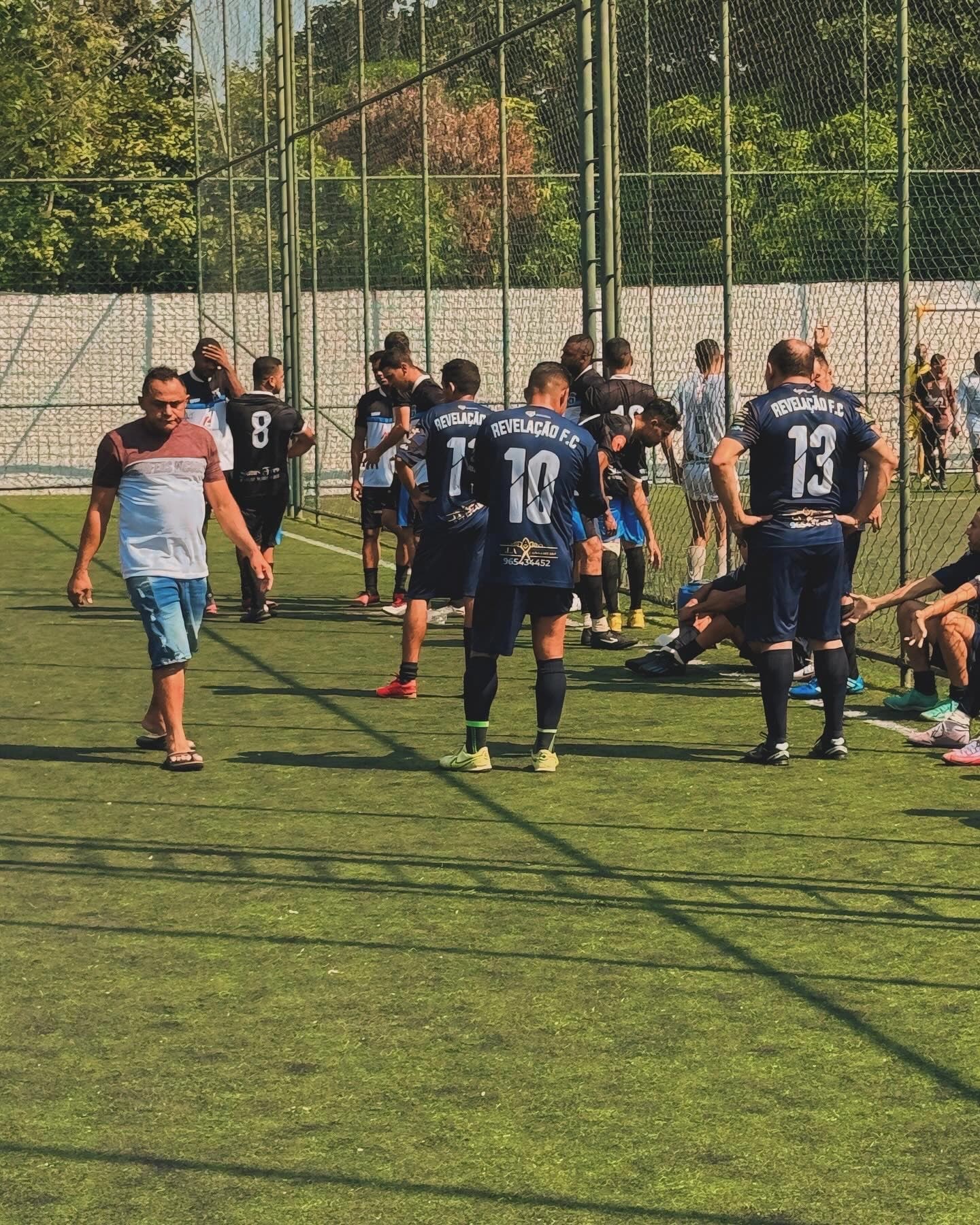 Foto de pessoas no campo da Arena Cidade dos Meninos
