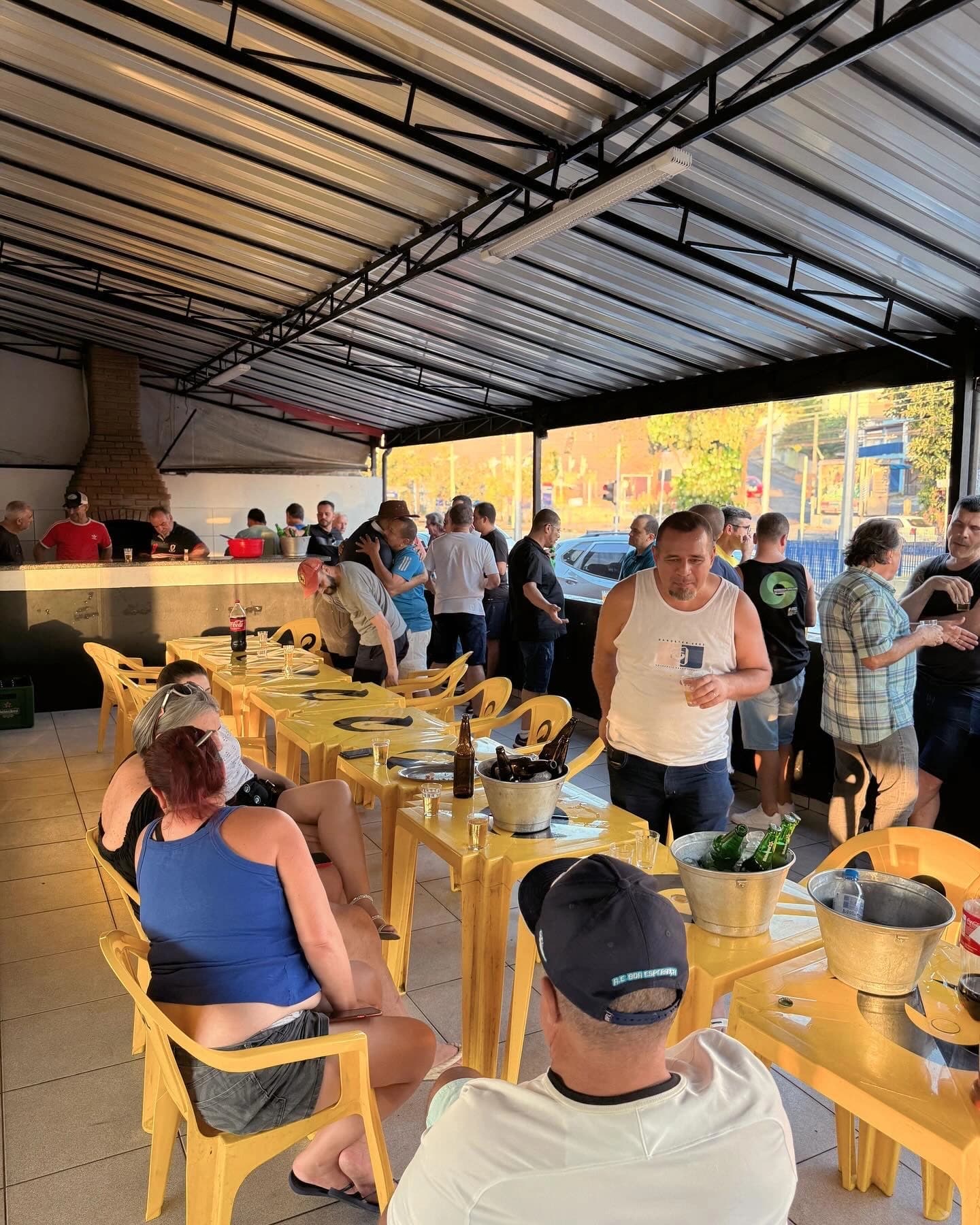 Foto de pessoas no Bar Esportivo na Arena Cidade dos Meninos