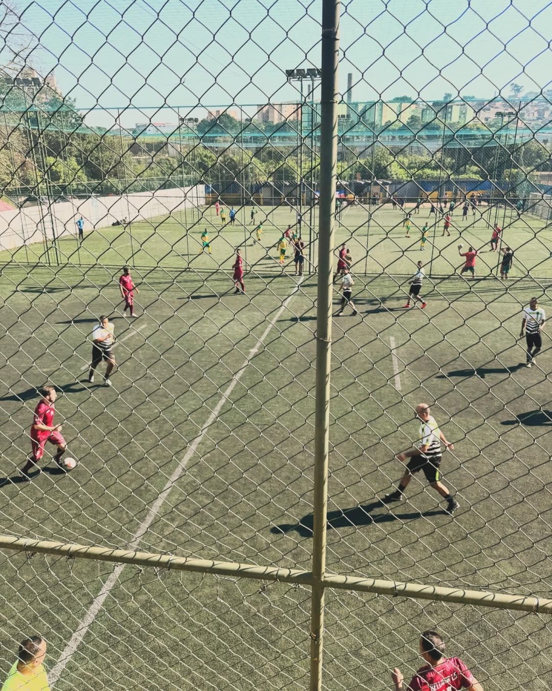 Foto de pessoas jogando na quadra Arena Cidade dos Meninos